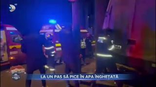 La un pas să pice &icirc;n apa &icirc;nghețată