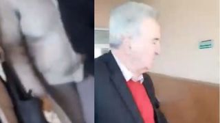 VIDEO | Primarul unei localități din România a lovit o femeie în sediul primăriei