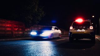 Rom&acirc;n - prins &icirc;n flagrant &icirc;n timp ce vindea arme letale