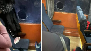 Un tren de călători a fost atacat cu pietre. Fața unei pasagere a fost tăiată cu sticlă