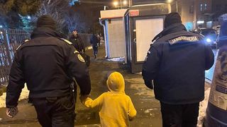 Un copil care a plecat singur de acasă, găsit la un fast food în zona Gării de Nord