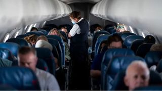 Bătaie cu pumnii și picioarele într-un avion. O pasageră a fost legată de scaun, după ce a lovit însoțitorii de zbor