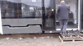 FOTO/VIDEO -Incredibil ce au făcut locuitorii din Reșița la inaugurarea noului tramvai! Le-a fost frică să nu murdărească linoleumul