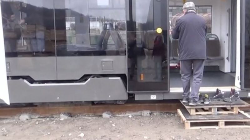 FOTO/VIDEO -Incredibil ce au făcut locuitorii din Reșița la inaugurarea noului tramvai! Le-a fost frică să nu murdărească linoleumul