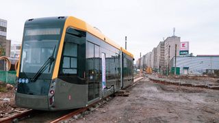 FOTO/VIDEO -Incredibil ce au făcut locuitorii din Reșița la inaugurarea noului tramvai! Le-a fost frică să nu murdărească linoleumul
