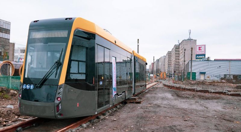 FOTO/VIDEO -Incredibil ce au făcut locuitorii din Reșița la inaugurarea noului tramvai! Le-a fost frică să nu murdărească linoleumul