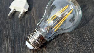 VIDEO - A început distribuirea cardurilor de energie în București și în alte șase județe