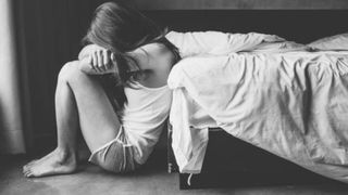 Doi români din Spania au ajuns în spatele gratiilor după ce și-au agresat și obligat fiica să cerșească