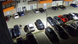 VIDEO- Doi hoți de mașini sunt căutați după ce au încercat să deschidă portierele mai multor autovehicule dintr-o parcare din Timișoara