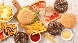 Lista neagră de alimente care cresc riscul de cancer. Medicii au dezvăluit lista de la A la Z