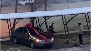 VIDEO. Un bărbat din Uzbekistan i-a dăruit soției o mașină de ziua ei, dar femeia a reacționat într-un mod șocant