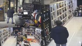 VIDEO: Un taximetrist nervos a făcut prăpăd într-un magazin de băuturi alcoolice. Bărbatul a aruncat cu casa de marcat după vânzătoare