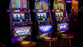 Jaf într-o sală de jocuri de noroc din Craiova: un bărbat a furat caseta de bani a unui aparat tip slot machine