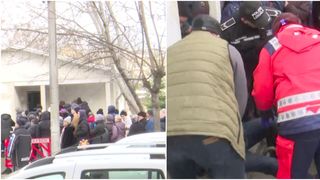 VIDEO - Haos la Bacău la împărțirea cutiilor cu alimente din partea UE: oamenii s-au îmbulzit la coadă, iar un bătrân a leșinat