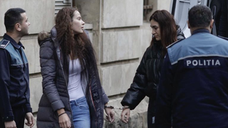 Aliata fraților Tate, fosta polițistă, a fost trântită la pământ când a vrut să dea un bilet reporterilor