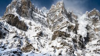 Risc mare de avalanșă în România. Zăpada a atins doi metri