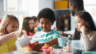 Elevii din această școală din România beneficiază de meniuri create de nutriționist. Ce mănâncă copiii