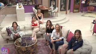 Intrigă &icirc;n Casa Iubirii! Fetele au chef să se joace: &bdquo;Deci, e vreuna care nu se epilează?&rdquo;