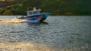 Două persoane aflate pe o ambarcațiune, pe Dunăre, s-au răsturnat. Polițiștii de frontieră au intervenit pentru a-i salva