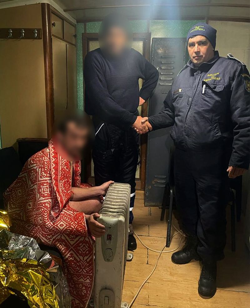 Două persoane aflate pe o ambarcațiune, pe Dunăre, s-au răsturnat. Polițiștii de frontieră au intervenit pentru a-i salva