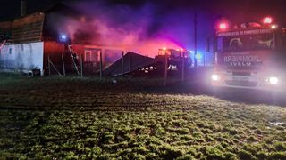 Incendiu la o casă din Timișoara. Intervenția pompierilor, îngreunată din cauza drumului și a vântului