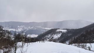 VIDEO-Intervenție de urgență &icirc;n cazul unui bărbat cu dispnee. Forțele de intervenție, suplimentate din cauza zonei greu accesibile