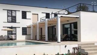 FOTO - Afacerea cu care un rom&acirc;n a dat lovitura. Bărbatul realizează construcții unice &icirc;n lume