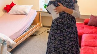 O sinucidere asistată fastuoasă! O femeie și-a dorit șampanie, o țigară și melodia preferată, în ultimele sale momente din viață: „Mulțumesc”