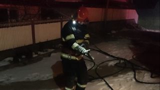 FOTO - Incendiu la o casă din Turcoaia, cauzat de coșul de fum. Acoperișul s-a făcut scrum