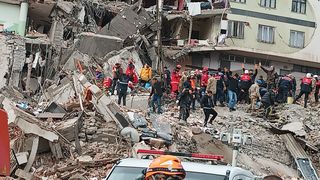 &bdquo;Mi-am strigat familia, măcar să murim &icirc;mpreună &rdquo;. Mărturiile cutremurătoare ale unui supraviețuitor al cutremurului din Turcia