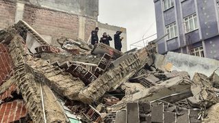 Numerele de telefon unde pot suna românii afectați de cutremurele din Turcia. Anunțul MAE