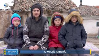 VIDEO - Asta-i România!  O mamă și trei copii stau într-o casă veche de pământ