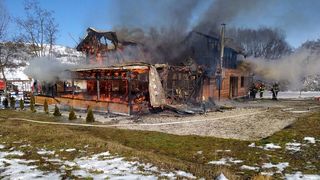 Incendiu de proporții la o cabană din Silvașu de Sus