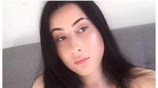 Moartea subită a unei tinere de 19 ani care "a căzut din pat" și s-a lovit la cap