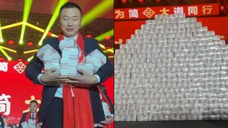 VIDEO. Un om de afaceri din China și-a răsplătit toți angajații cu teancuri uriașe de bani