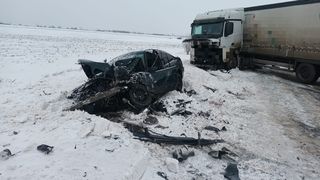 Un tânăr a fost rănit, după ce un TIR a intrat în coliziune cu un autoturism