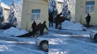 Deszăpezire cu pătura. Locul unde câțiva asistați sociali au ieșit la deszăpezit fără utilaje