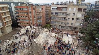 Cutremur în Turcia. Bilanțul victimelor a ajuns la 8.1000 de morți și 35.000 de răniți. A fost declarată stare de urgență timp de trei luni în 10 provincii din Turcia