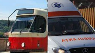 Două persoane au fost rănite, după ce o mașină a fost spulberată de un tramvai