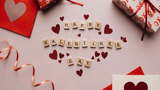 SMS-uri pentru Valentine's Day 2023. Cele mai frumoase mesaje pe care să le trimiți persoanei iubite pe 14 februarie: ”Când lumina dimineţii astăzi mi-a bătut la geam...”