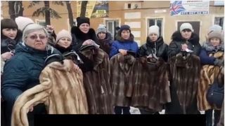 Imagini șocante cu văduvele de război din Rusia care au primit haine de blană de la Kremlin. De ce sunt fericite?