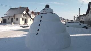 VIDEO- Noua atracție turistică din Rădăuți - Omul de zăpadă care măsoară 4 metri