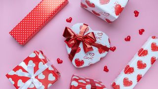 Cadouri de Valentine's Day 2023 pentru iubit sau iubită. Cum să surprinzi persoana iubită cu un cadou minunat?