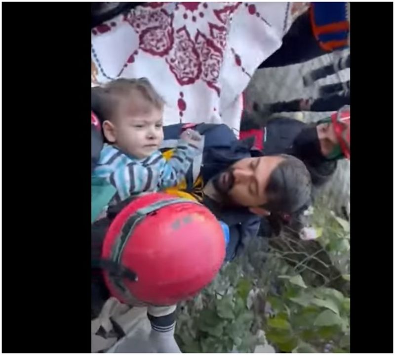 Mehmet Tatar, a fost salvat de sub dărâmăturile unui bloc 