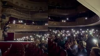 VIDEO |A fost pană de curent, iar mai mulți actori rom&acirc;ni au jucat la lumina telefoanelor