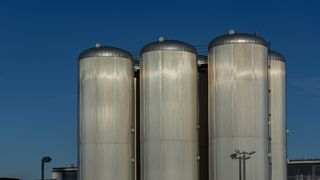 Autoritățile au intervenit de urgență după ce un om a căzut într-un siloz cu cereale