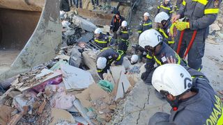 Salvatorii caută sub dărâmăturile din Turcia pentru a scoate oamenii de sub ruine