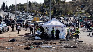 Un copil și un t&acirc;năr de 20 de ani au murit după ce o mașină a intrat &icirc;n plin &icirc;ntr-o stație de autobuz din Ierusalim