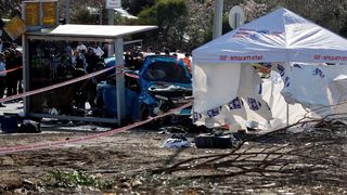 Atac terorist la Ierusalim. Un copil și un t&acirc;năr de 20 de ani au murit după ce o mașină a intrat &icirc;n plin &icirc;ntr-o stație de autobuz