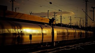 Un adolescent din Iași s-a electrocutat după ce a căzut pe firele electrice şi pe o locomotivă